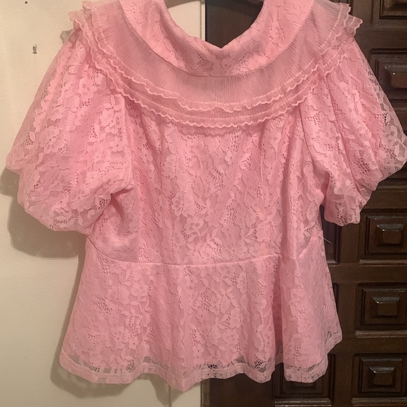 🩷🩷SHEIN CURVE 1X PINK DRESSY TOP. WITH BEAUTIFUL BLING BUTTONS🩷🩷 - Picture 3 of 5
